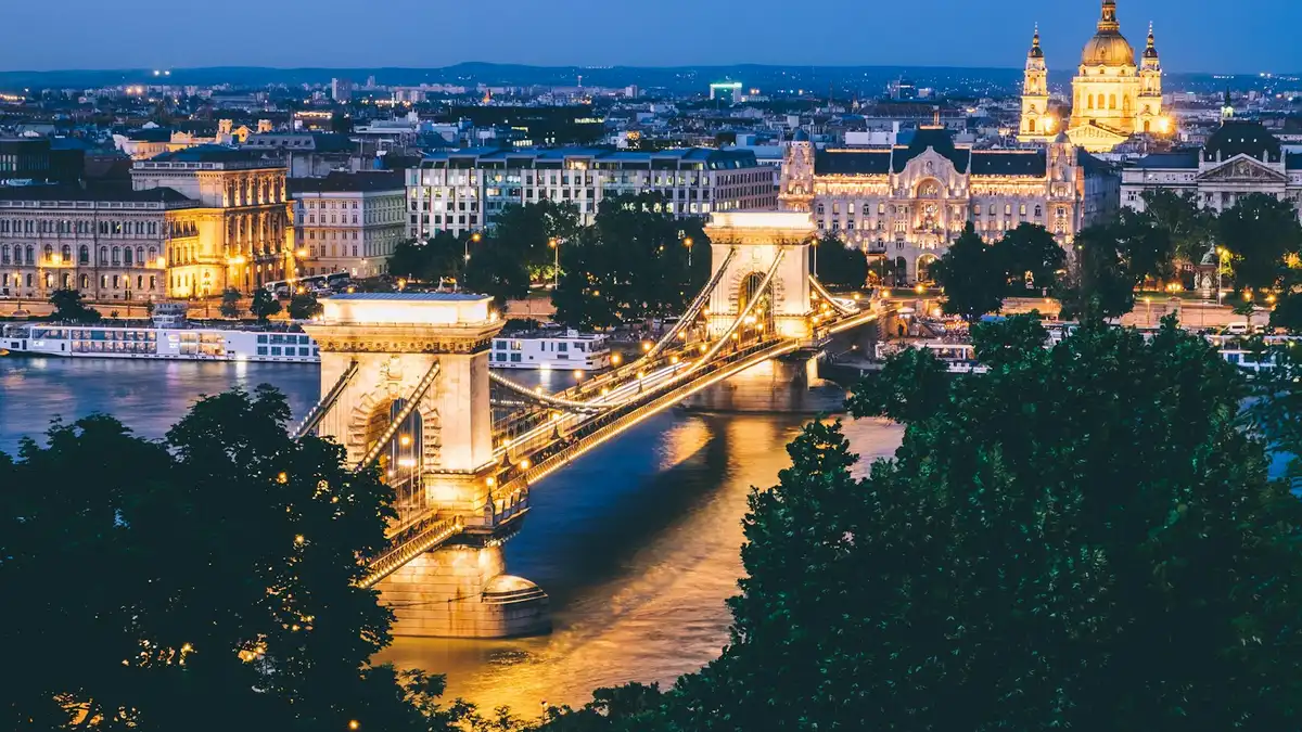 Baños termales Széchenyi con piscina amarilla Budapest